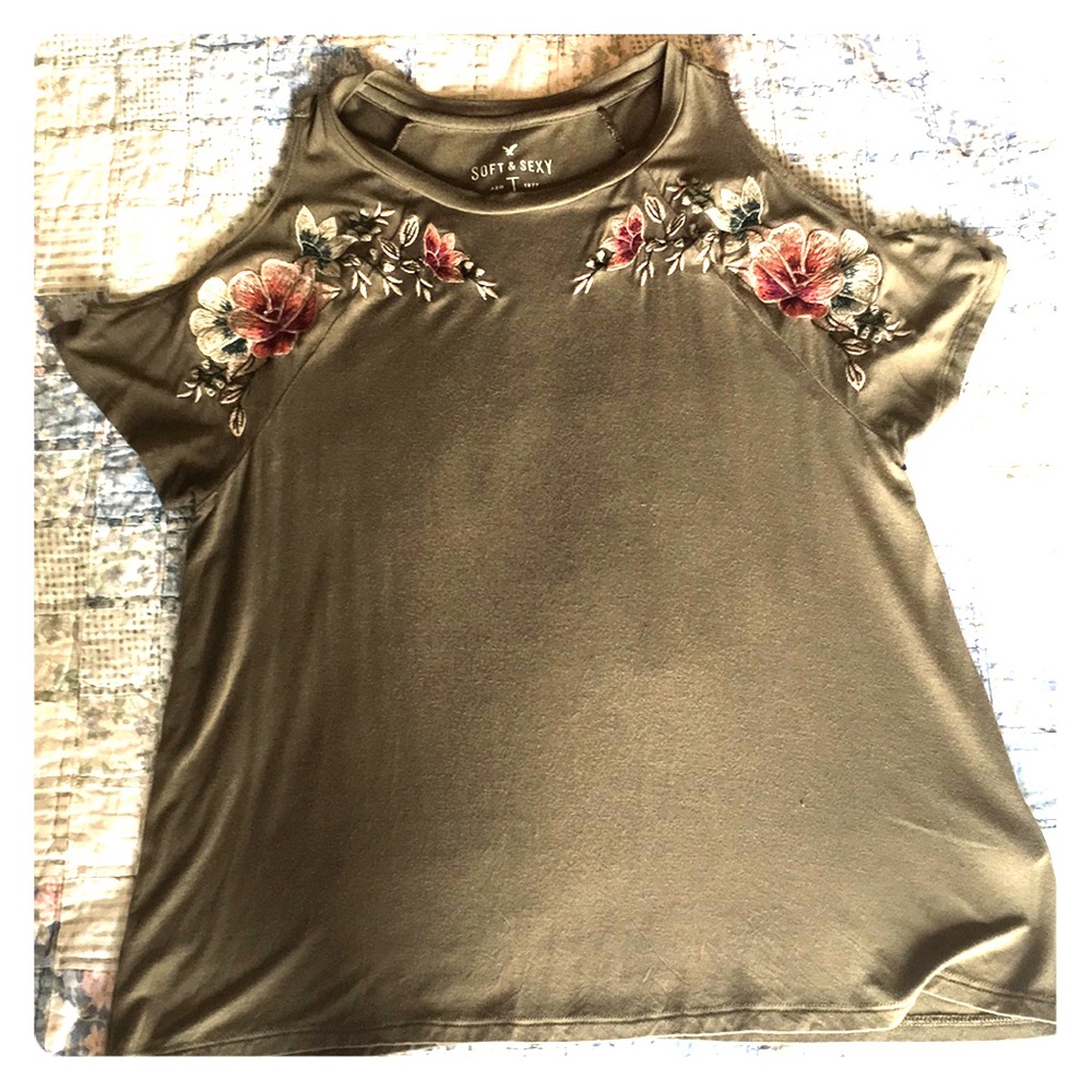 ❌SOLD❌AEO cold shoulder shirt!